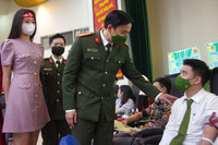 Ấn tượng hình ảnh thanh niên Công an Thủ đô rạng rỡ khi hiến máu phục vụ bệnh nhân ngày sát Tết