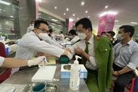 Ấn tượng hình ảnh thanh niên Công an Thủ đô rạng rỡ khi hiến máu phục vụ bệnh nhân ngày sát Tết