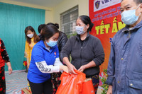 Thanh niên Công an Thủ đô gói bánh chưng, mang xuân đến với các gia đình khó khăn