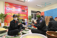 Thanh niên Công an Thủ đô gói bánh chưng, mang xuân đến với các gia đình khó khăn