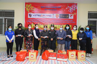 Thanh niên Công an Thủ đô gói bánh chưng, mang xuân đến với các gia đình khó khăn