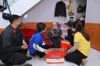 Thanh niên Công an Thủ đô gói bánh chưng, mang xuân đến với các gia đình khó khăn