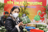 Thanh niên Công an Thủ đô gói bánh chưng, mang xuân đến với các gia đình khó khăn