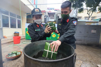 Thanh niên Công an Thủ đô gói bánh chưng, mang xuân đến với các gia đình khó khăn