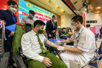 Ấn tượng hình ảnh thanh niên Công an Thủ đô rạng rỡ khi hiến máu phục vụ bệnh nhân ngày sát Tết