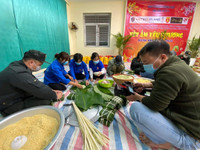 Thanh niên Công an Thủ đô gói bánh chưng, mang xuân đến với các gia đình khó khăn