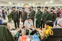 Ấn tượng hình ảnh thanh niên Công an Thủ đô rạng rỡ khi hiến máu phục vụ bệnh nhân ngày sát Tết