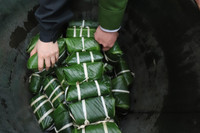 Thanh niên Công an Thủ đô gói bánh chưng, mang xuân đến với các gia đình khó khăn