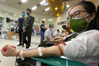 Ấn tượng hình ảnh thanh niên Công an Thủ đô rạng rỡ khi hiến máu phục vụ bệnh nhân ngày sát Tết