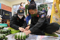 Thanh niên Công an Thủ đô gói bánh chưng, mang xuân đến với các gia đình khó khăn