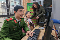 Ấn tượng ảnh Thanh niên Công an Thủ đô hiến máu, giúp dân đăng ký định danh điện tử