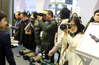 Người dân xếp hàng chờ vào trải nghiệm vũ khí made in Việt Nam tại Triển lãm Quốc phòng quốc tế Việt Nam 2022