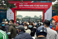 Người dân xếp hàng chờ vào trải nghiệm vũ khí made in Việt Nam tại Triển lãm Quốc phòng quốc tế Việt Nam 2022