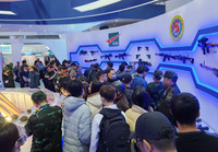 Người dân xếp hàng chờ vào trải nghiệm vũ khí made in Việt Nam tại Triển lãm Quốc phòng quốc tế Việt Nam 2022