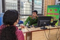 Ấn tượng ảnh Thanh niên Công an Thủ đô hiến máu, giúp dân đăng ký định danh điện tử