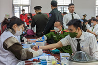 Ấn tượng ảnh Thanh niên Công an Thủ đô hiến máu, giúp dân đăng ký định danh điện tử