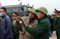 Người dân xếp hàng chờ vào trải nghiệm vũ khí made in Việt Nam tại Triển lãm Quốc phòng quốc tế Việt Nam 2022