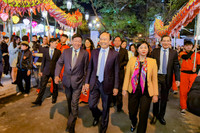 Xem phố đi bộ và ẩm thực Đảo Ngọc Ngũ Xã đẹp như tranh bên hồ Trúc Bạch 