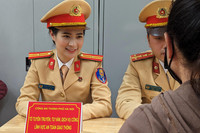 Ấn tượng ảnh Thanh niên Công an Thủ đô hiến máu, giúp dân đăng ký định danh điện tử