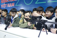 Người dân xếp hàng chờ vào trải nghiệm vũ khí made in Việt Nam tại Triển lãm Quốc phòng quốc tế Việt Nam 2022