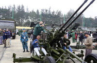 Người dân xếp hàng chờ vào trải nghiệm vũ khí made in Việt Nam tại Triển lãm Quốc phòng quốc tế Việt Nam 2022