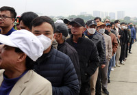 Người dân xếp hàng chờ vào trải nghiệm vũ khí made in Việt Nam tại Triển lãm Quốc phòng quốc tế Việt Nam 2022