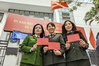 Ấn tượng ảnh Thanh niên Công an Thủ đô hiến máu, giúp dân đăng ký định danh điện tử