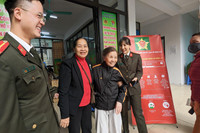 Ấn tượng ảnh Thanh niên Công an Thủ đô hiến máu, giúp dân đăng ký định danh điện tử