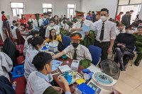 Ấn tượng ảnh Thanh niên Công an Thủ đô hiến máu, giúp dân đăng ký định danh điện tử