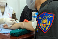 Ấn tượng ảnh Thanh niên Công an Thủ đô hiến máu, giúp dân đăng ký định danh điện tử