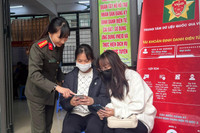 Ấn tượng ảnh Thanh niên Công an Thủ đô hiến máu, giúp dân đăng ký định danh điện tử