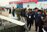 Người dân xếp hàng chờ vào trải nghiệm vũ khí made in Việt Nam tại Triển lãm Quốc phòng quốc tế Việt Nam 2022
