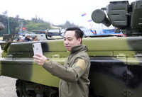 Người dân xếp hàng chờ vào trải nghiệm vũ khí made in Việt Nam tại Triển lãm Quốc phòng quốc tế Việt Nam 2022