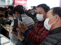 Người dân xếp hàng chờ vào trải nghiệm vũ khí made in Việt Nam tại Triển lãm Quốc phòng quốc tế Việt Nam 2022