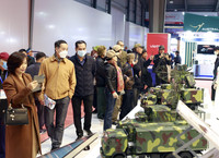 Người dân xếp hàng chờ vào trải nghiệm vũ khí made in Việt Nam tại Triển lãm Quốc phòng quốc tế Việt Nam 2022