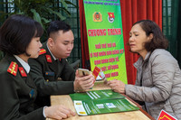 Ấn tượng ảnh Thanh niên Công an Thủ đô hiến máu, giúp dân đăng ký định danh điện tử