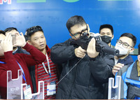 Người dân xếp hàng chờ vào trải nghiệm vũ khí made in Việt Nam tại Triển lãm Quốc phòng quốc tế Việt Nam 2022