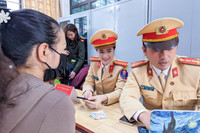 Ấn tượng ảnh Thanh niên Công an Thủ đô hiến máu, giúp dân đăng ký định danh điện tử