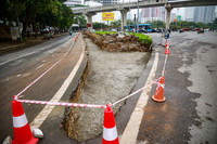 Cận cảnh công trường xây dựng 2 cầu dầm thép song song với cầu vượt Mai Dịch ở Hà Nội