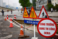 Cận cảnh công trường xây dựng 2 cầu dầm thép song song với cầu vượt Mai Dịch ở Hà Nội