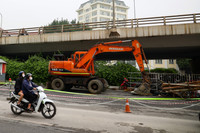 Cận cảnh công trường xây dựng 2 cầu dầm thép song song với cầu vượt Mai Dịch ở Hà Nội