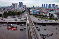 Cận cảnh công trường xây dựng 2 cầu dầm thép song song với cầu vượt Mai Dịch ở Hà Nội