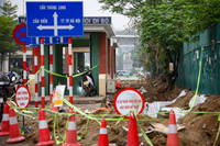 Cận cảnh công trường xây dựng 2 cầu dầm thép song song với cầu vượt Mai Dịch ở Hà Nội