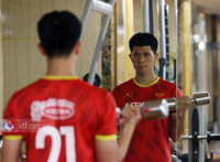 Thầy Park cho Công Phượng tập tạ sau trận thua Nhật Bản