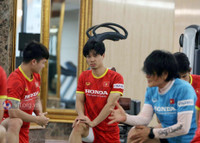 Thầy Park cho Công Phượng tập tạ sau trận thua Nhật Bản