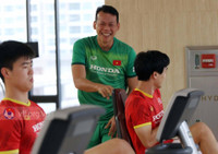 Thầy Park cho Công Phượng tập tạ sau trận thua Nhật Bản