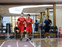 Thầy Park cho Công Phượng tập tạ sau trận thua Nhật Bản