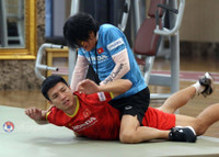 Thầy Park cho Công Phượng tập tạ sau trận thua Nhật Bản