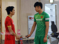 Thầy Park cho Công Phượng tập tạ sau trận thua Nhật Bản