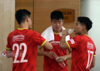 Thầy Park cho Công Phượng tập tạ sau trận thua Nhật Bản